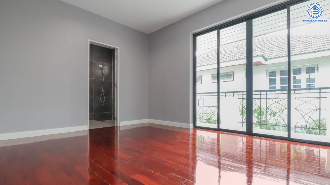 คฤหาสน์มือสองตกแต่งใหม่ #หลังมุม โครงการ บ้านภาณุ ปิ่นเกล้า-ตลิ่งชัน เนื้อที่ 135.5 ตร.ว. ฟังก์ชันจัดเต็ม 5 ห้องนอน 5 ห้องน้ำ จอดรถได้ 4 คัน บนพื้นที่ใช้สอยเกือบ 460 ตร.ม. พร้อมพื้นที่สนามหญ้ากว้างกว่า 100 ตร.ม. ตอบโจทย์ครอบครัวใหญ่ บนทำเลศักยภาพ เชื่อมต่อทั้งถนนกาญจนาภิเษก และทางคู่ขนานลอยฟ้าบรมราชชนนี ใกล้สถานีขนส่งสายใต้ใหม่ และเซ็นทรัลปิ่นเกล้า